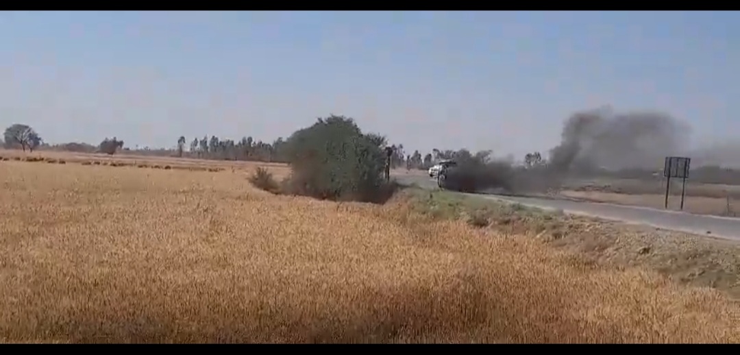 हरदोई में सड़क किनारे खड़े ऑटो में लगी आग