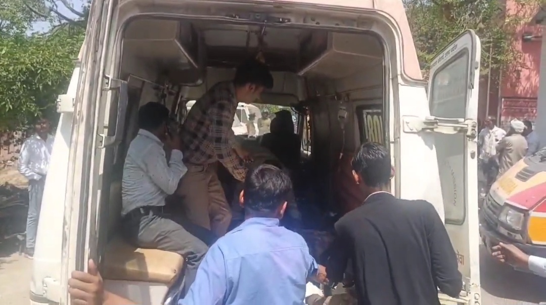 खेत की मेड़ को लेकर विवाद, युवक पर फावड़े से हमला