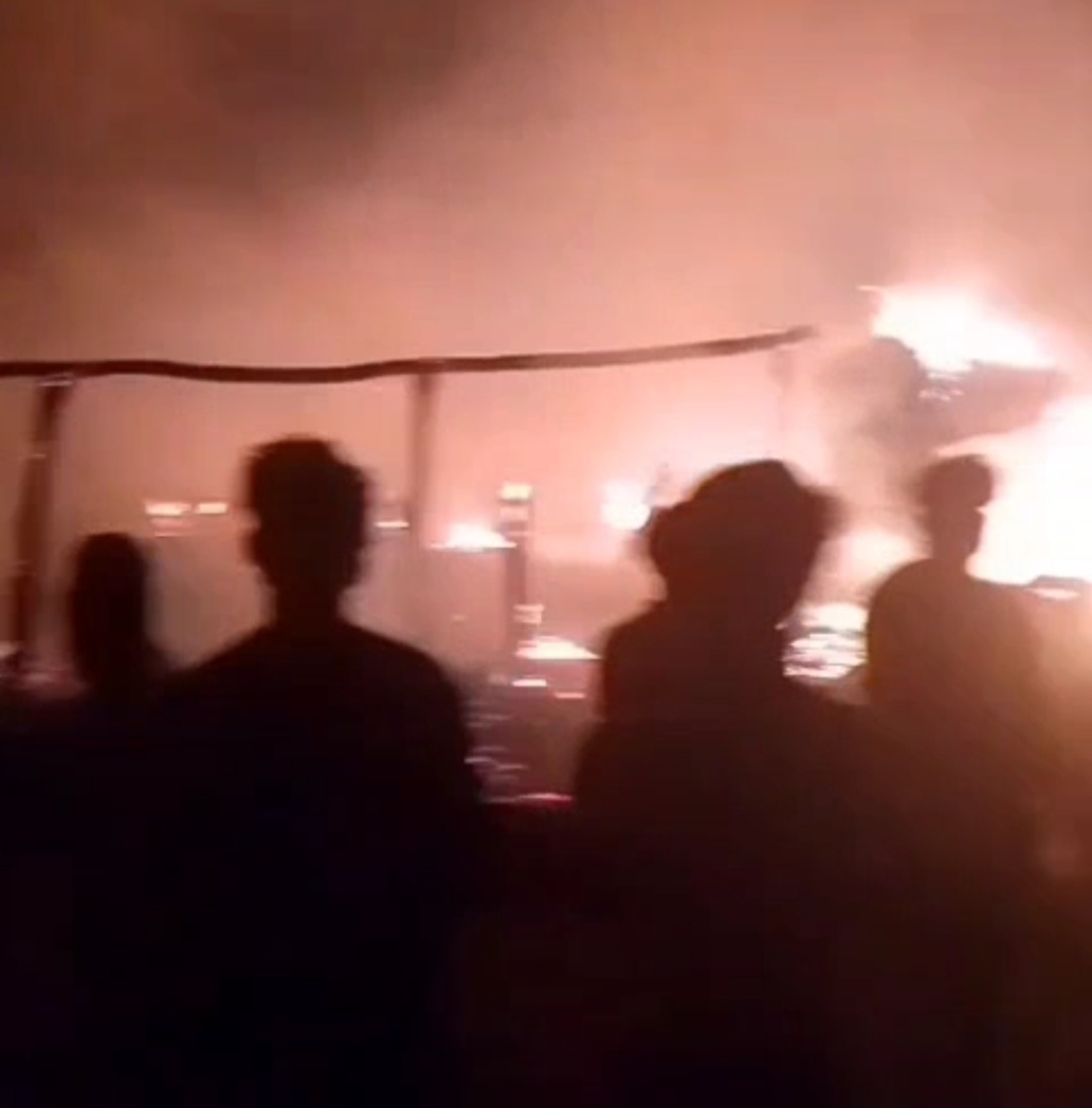 हरदोई के बिलग्राम थाना क्षेत्र स्थित भीखा पुरवा जरसेनामऊ गांव में बिजली के शॉर्ट सर्किट से भीषण आग