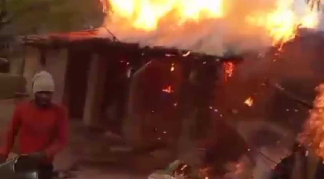 संदिग्ध परिस्थितियों में लगी आग से दो घरों की गृहस्थी राख