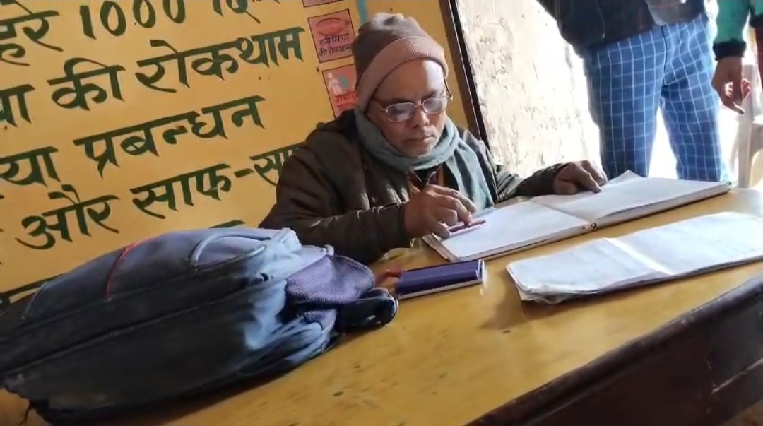 मुख्य सेविका का पति चला रहा सीडीपीओ कार्यालय,कार्यालय में कर रहा कुर्सी पर बैठकर सरकारी कार्य