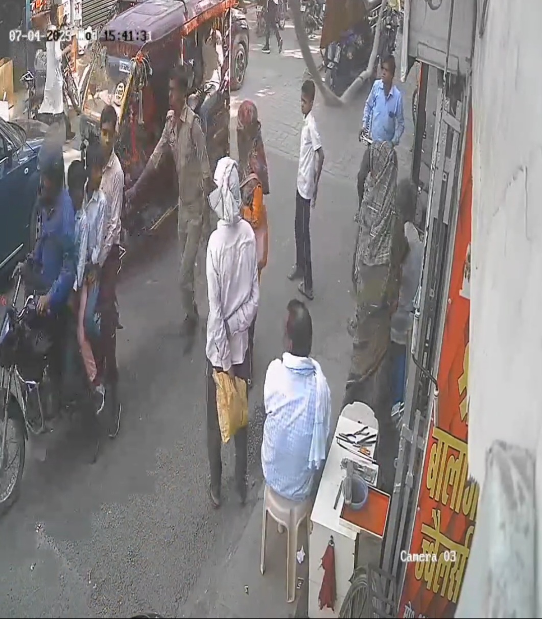 तेज रफ्तार बाइक चालक ने सड़क पर चल रहे बच्चे को पीछे से मारी टक्कर