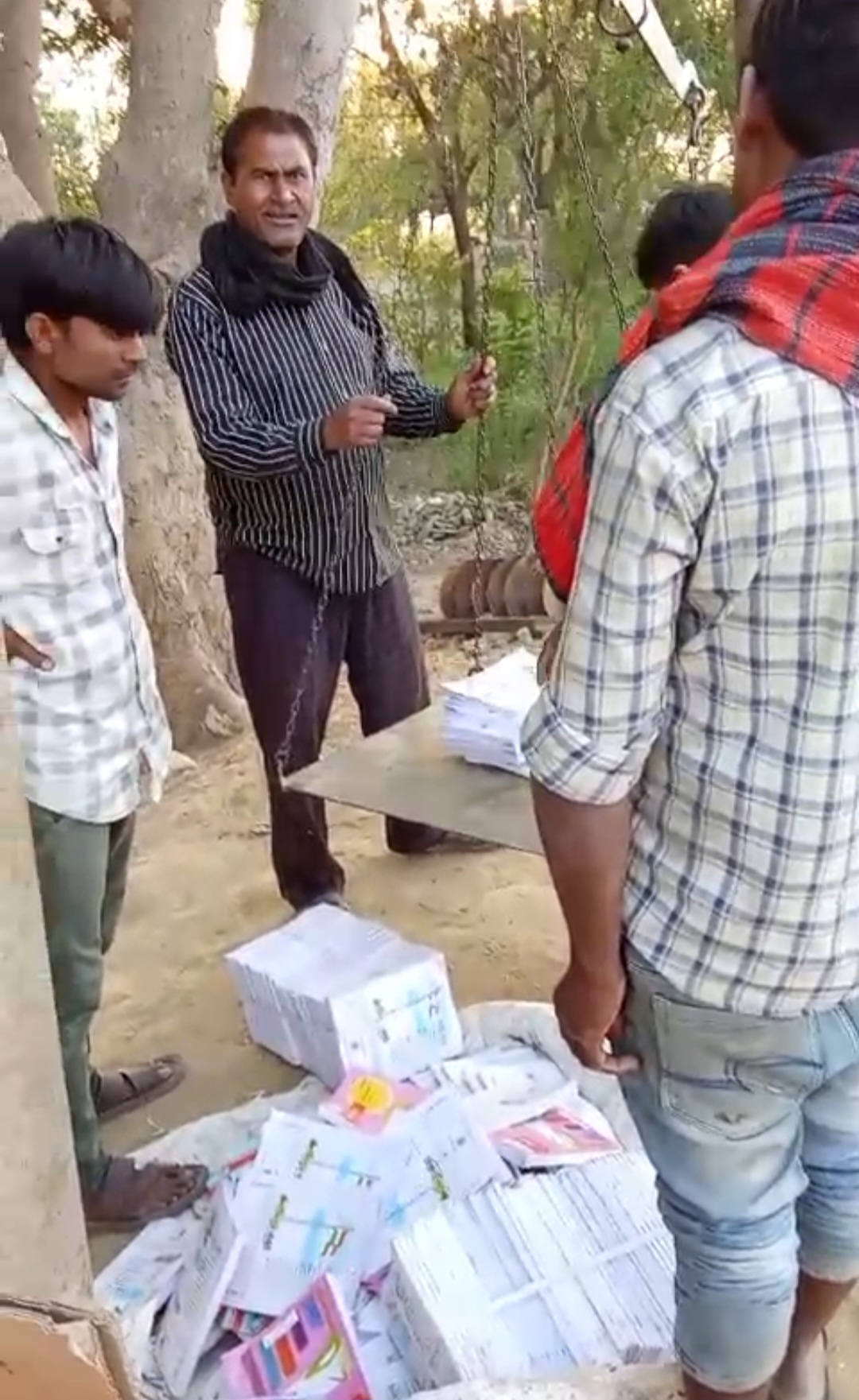 कबाड़ी की दुकान पर  सरकारी स्कूल की पाठ्य पुस्तको  का वीडियो वायरल 