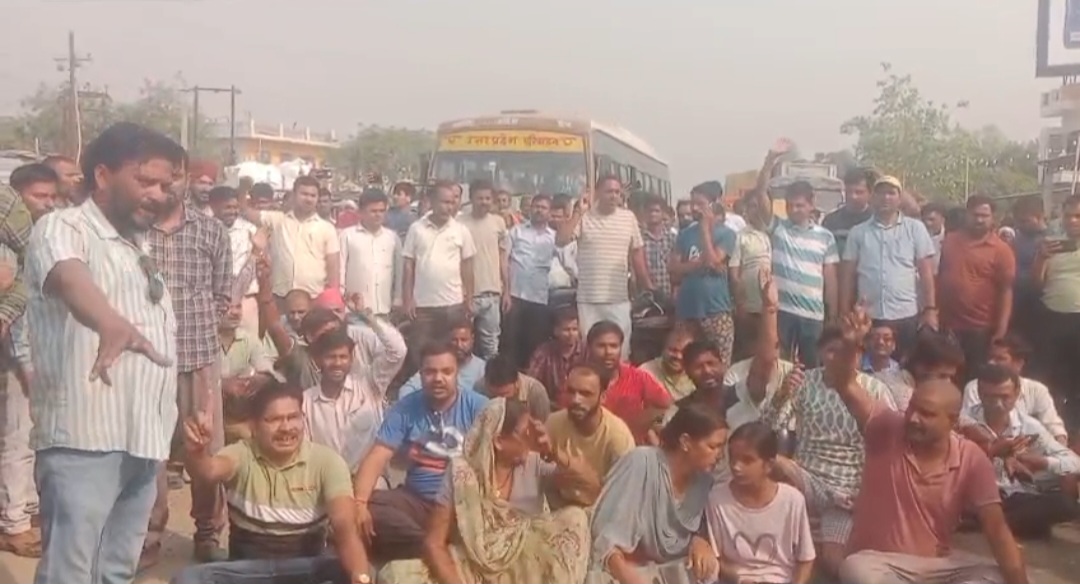 स्कूलों की मनमानी के खिलाफ फूटा अभिभावकों का गुस्सा