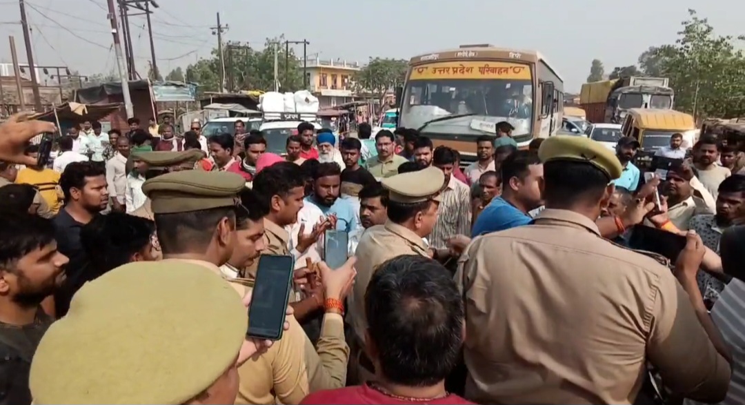 सेंट जेवियर्स स्कूल की मनमानी के खिलाफ फूटा अविवावकों का आक्रोश, हरदोई शाहजहांपुर राजमार्ग किया जाम, स्कूल के विरुद्ध की जमकर नारेबाजी,लगाये कई गंभीर आरोप 