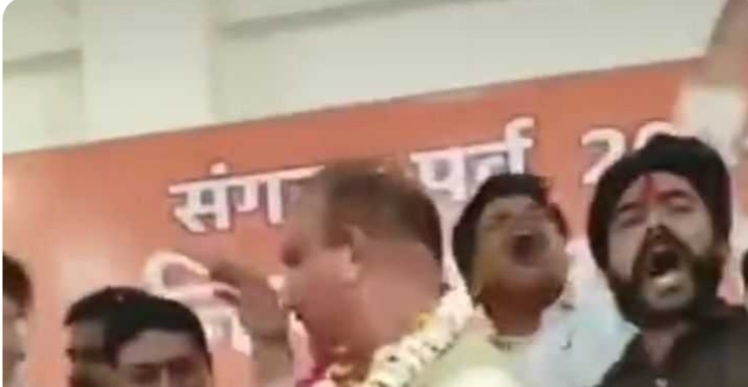 बीजेपी जिलाध्यक्ष के जयकारे लगाता दिखा हरदोई का पुलिस कांस्टेबल, वीडियो वायरल, सपा ने खड़े किए सवाल