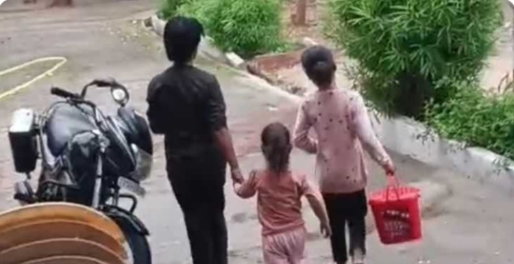 कछौना कोतवाली में किन्नरों ने सौंपी दो मासूम बच्चियां, पुलिस नदारद, उठे सवाल