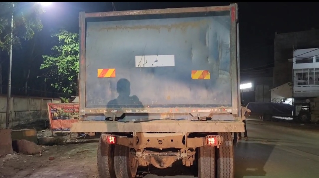 देर रात सड़कों पर अवैध रूप से मिट्टी भरकर फर्राटा भर रहे डंपर