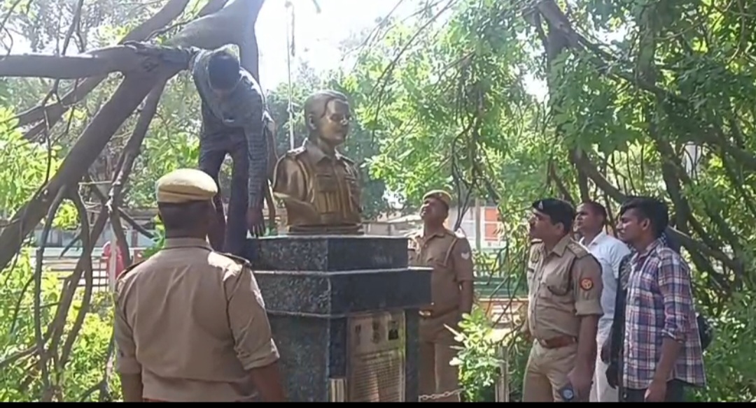 हरदोई डीएम आवास के सामने पार्क में लेफ्टिनेंट कर्नल उदय सिंह गौर की प्रतिमा पर गिरा पड़ा रहा पेड़