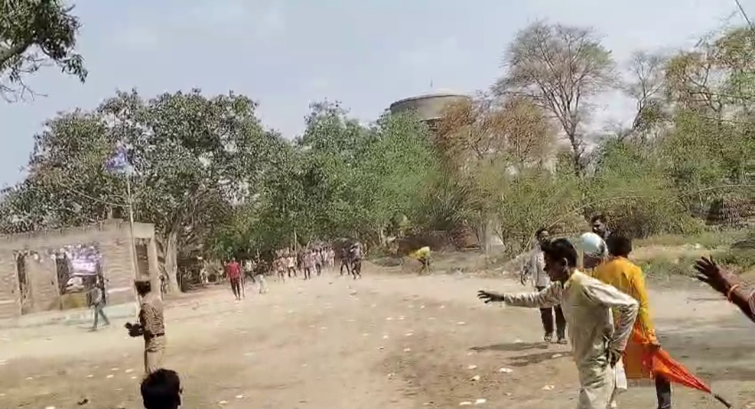 पुलिस के सामने होता रहा पथराव लेकिन पुलिस ने नहीं की कार्यवाही 