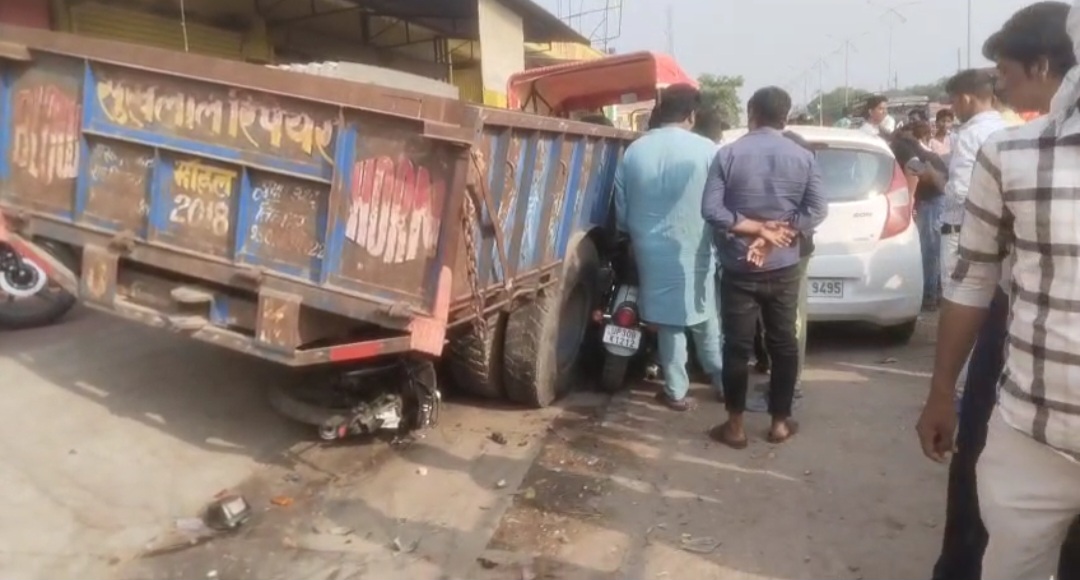  तेज रफ्तार ट्रैक्टर ट्राली ने अनियंत्रित होकर के कई मोटरसाइकिलो को कुचला