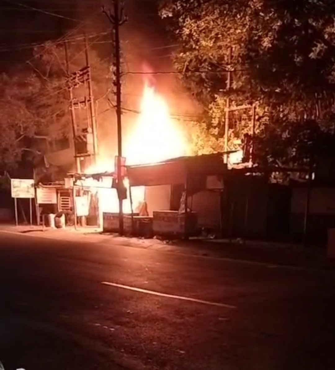 मल्लावां चौराहे पर दुकान में भीषण आग, जिम्मेदारों की लापरवाही से मचा हड़कंप