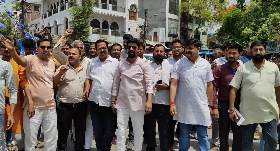 हरदोई मे ममता सरकार के खिलाफ सड़कों पर उतरे हिंदू संगठन, राष्ट्रपति शासन की मांग, पुतला फूंककर जताया विरोध