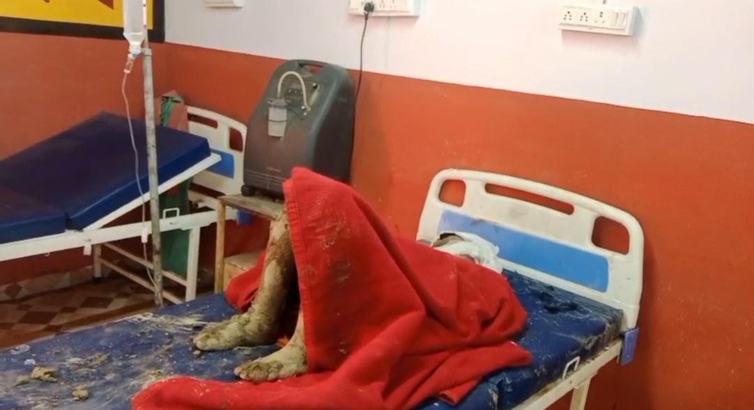 मारपीट कर युवक को नाले में ज़िंदा दफनाया,गंभीर हालत में मेडिकल कॉलेज में कराया गया भर्ती