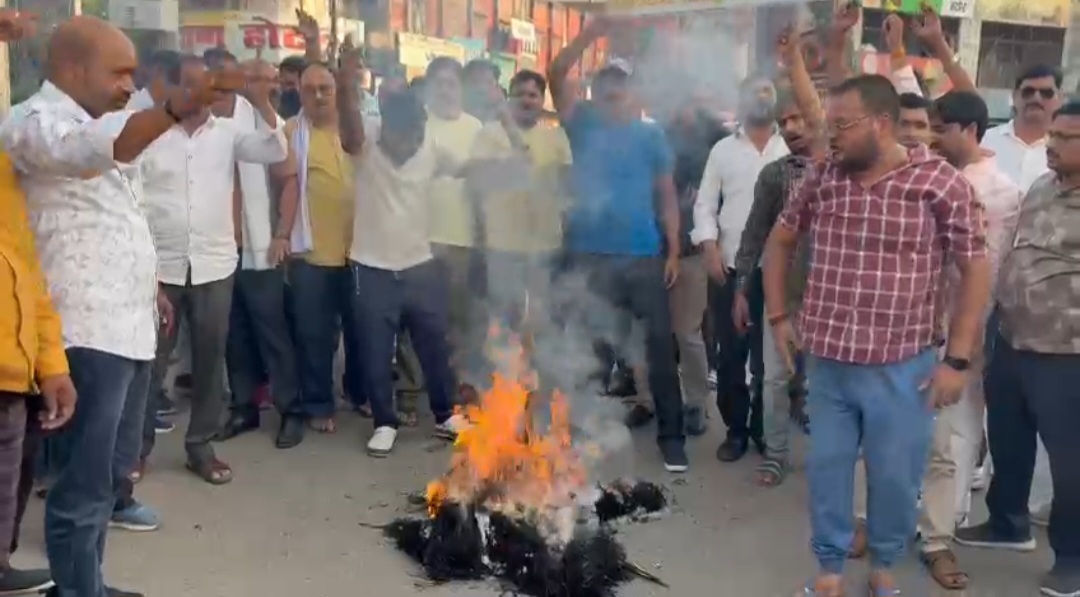 हरदोई में आतंकवाद और पाकिस्तान के खिलाफ फूटा जनाक्रोश, पाकिस्तान पीएम का पुतला फूंका