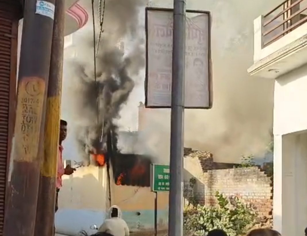 स्पार्किंग से लगी आग से कार सहित अन्य सामान जलकर खाक