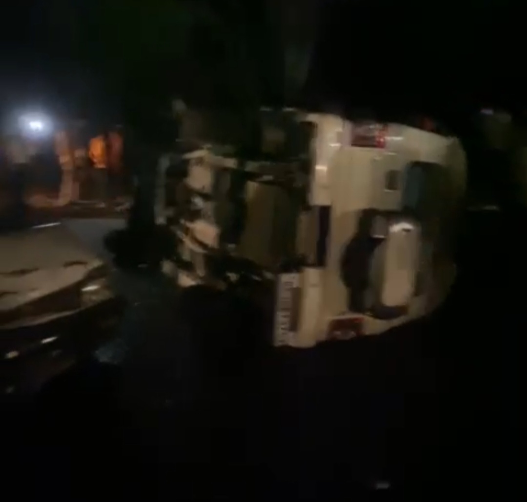 संडीला में बोलेरो और मारुति की आमने-सामने टक्कर, तीन घायल