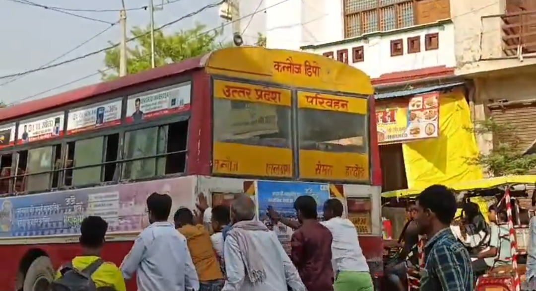 डग्गामारी में दौड़ रही रोडवेज बसें, बीच रास्ते बंद हुई बस को यात्रियों ने धक्का लगाकर चलाया