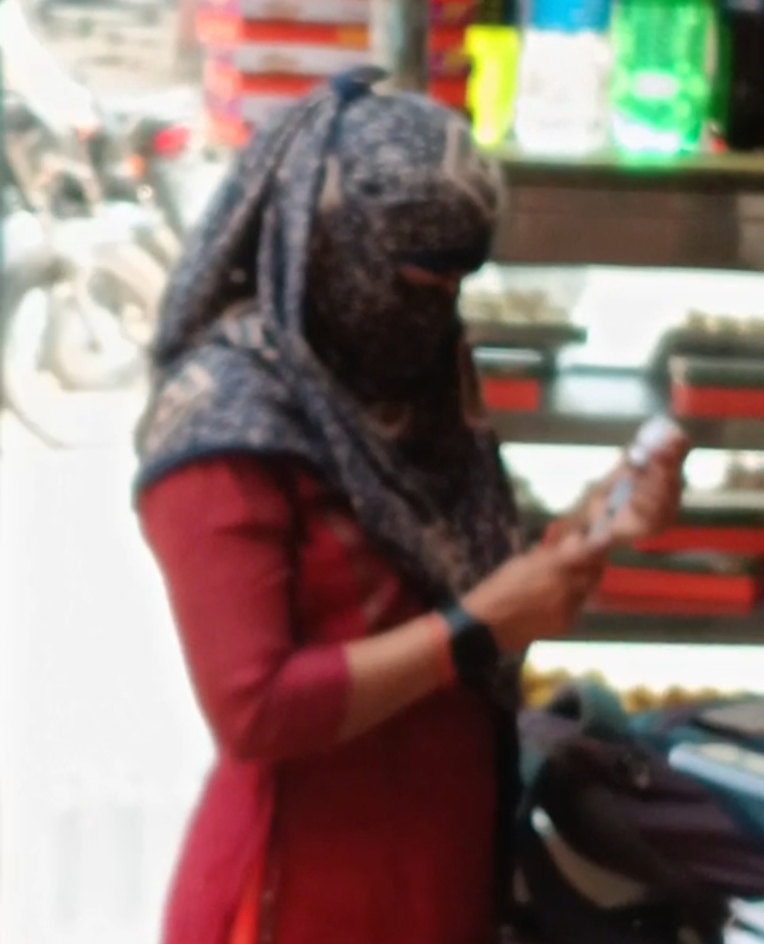 वैक्सीन बॉटल से दवा को जमीन पर फेंकते महिला स्वास्थ्यकर्मी का वीडियो आया सामने, जांच के निर्देश