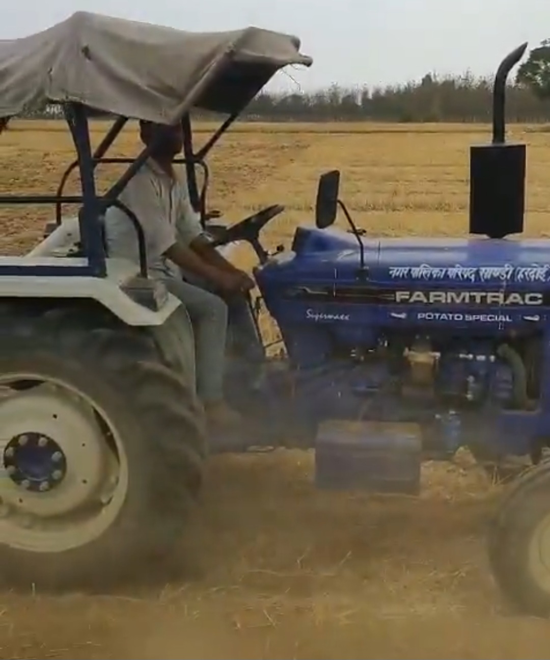सरकारी ट्रैक्टर से हो रही निजी खेत की जुताई, वीडियो वायरल होने पर मचा हड़कंप