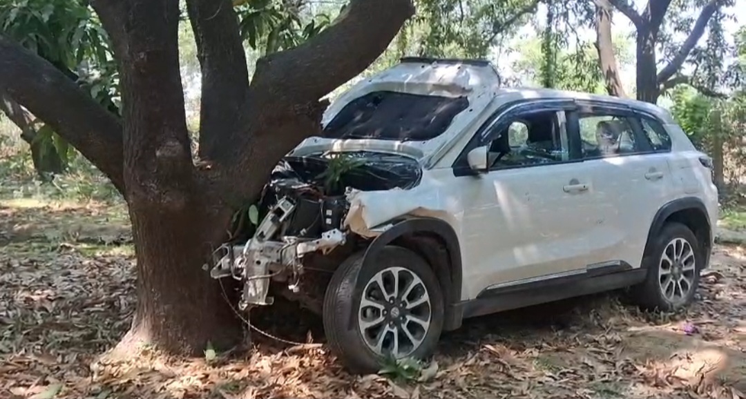 तेज रफ्तार कार अनियंत्रित होकर पेड़ से टकराई