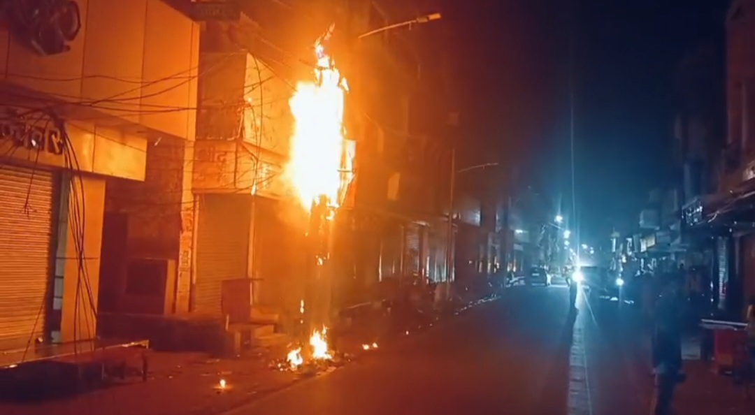 हरदोई के सिनेमा रोड पर बिजली के खंभे में लगी आग, अफरा-तफरी का माहौल