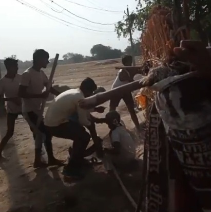 जमीन विवाद  में खूनी संघर्ष, एक दर्जन से ज्यादा घायल, वीडियो वायरल