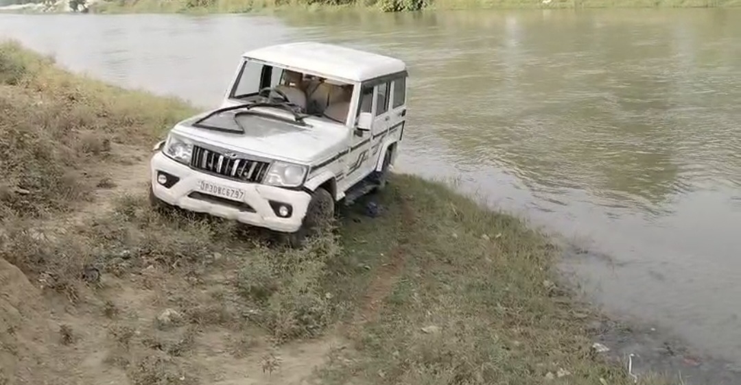 शादी से लौट रही तेज रफ्तार बोलेरो नहर में गिरी, बड़ा हादसा टला