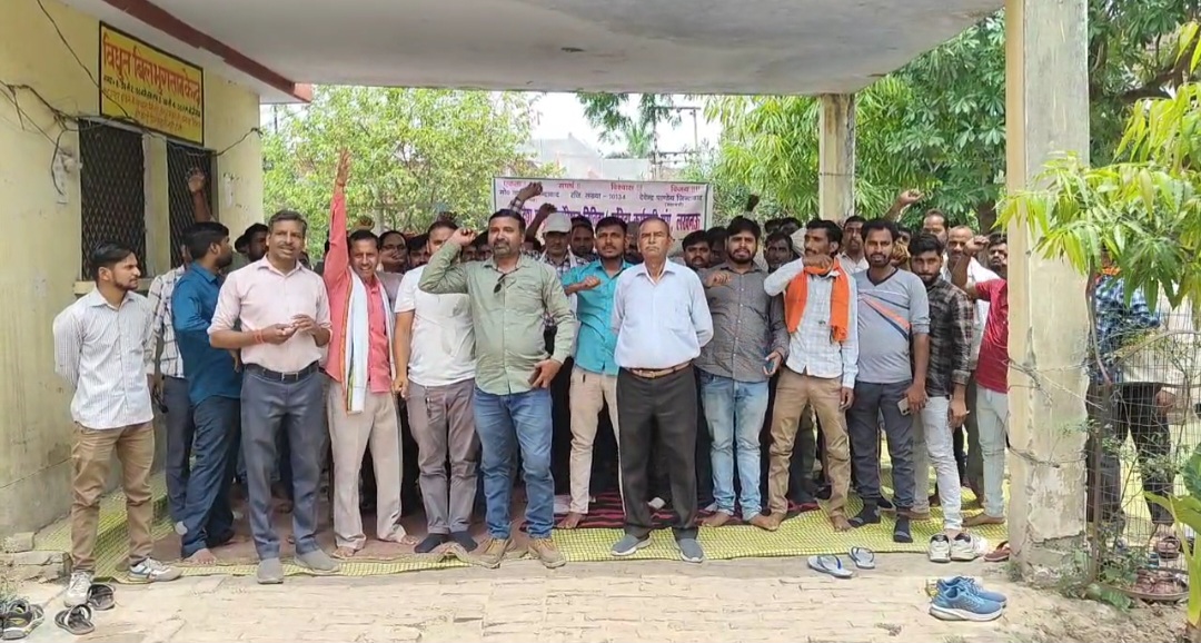 संविदा कर्मियों की हड़ताल से बिजली व्यवस्था चरमराई उपभोक्ता बेहाल,अधिशाषी अभियंता ने कहाकि गड़बड़ी करने वाले कर्मियों पर दर्ज कराएंगे एफआईआर