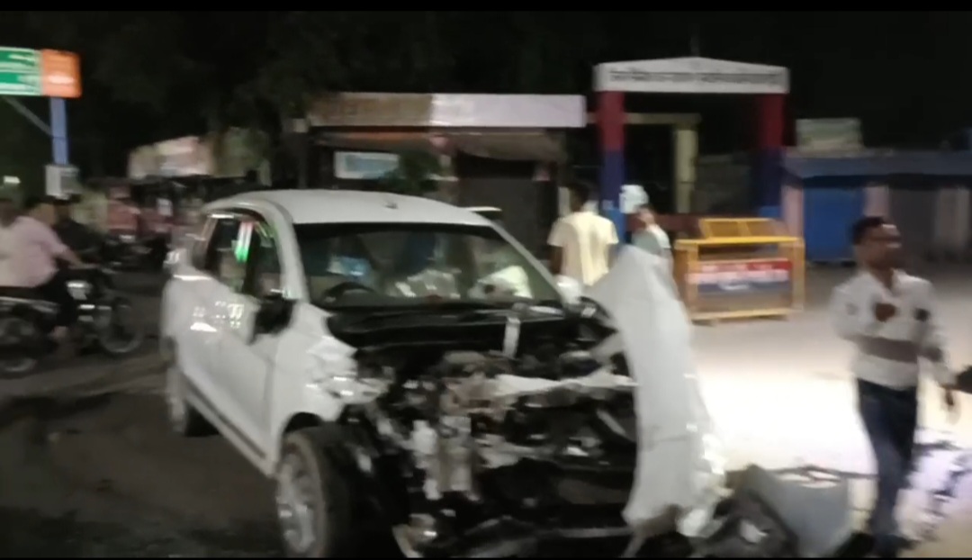 तेज रफ्तार डीसीएम ने अर्टिगा कार में मारी टक्कर,हादसे में कार सवार तीन घायल,गंभीर हालत में मेडिकल कॉलेज में भर्ती