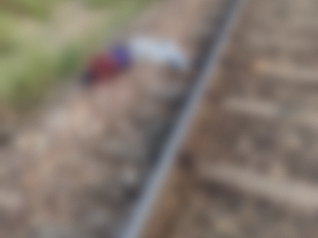 हरदोई के संडीला रेलवे ट्रैक पर एक अज्ञात शव मिलने से इलाके में हड़कंप मच गया।  