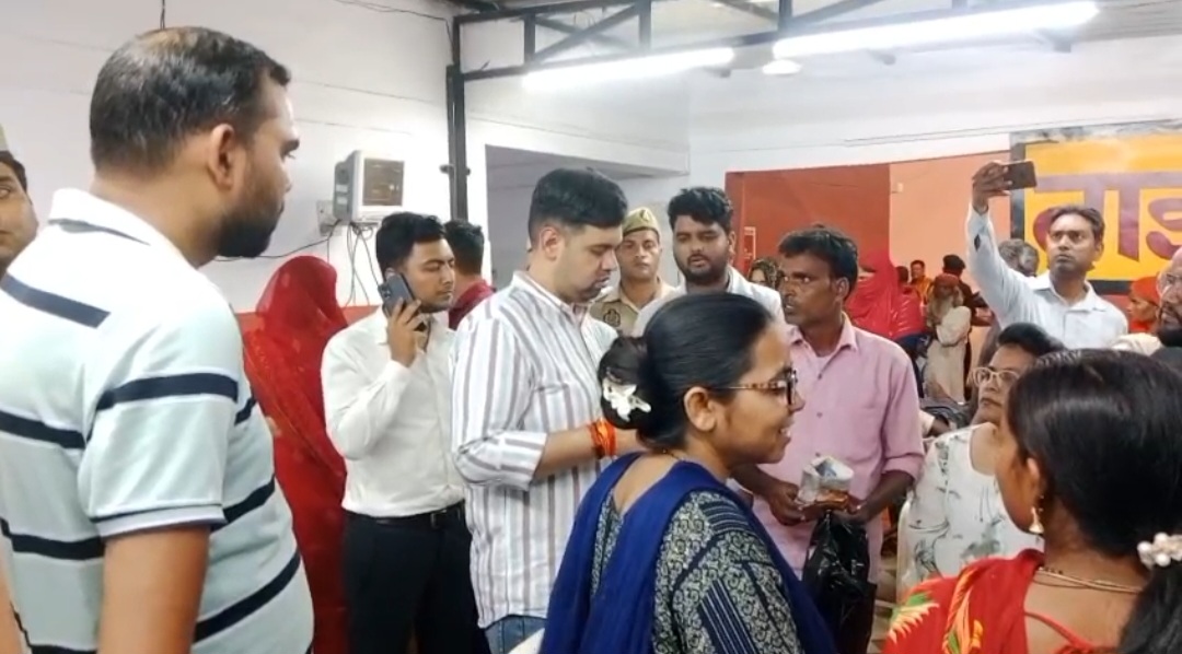 हरदोई मेडिकल कॉलेज में डीएम अनुनय झा का औचक निरीक्षण, लापरवाही पर जताई सख्त नाराजगी