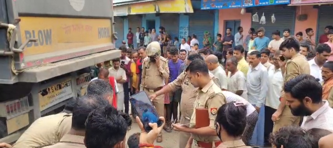 अनियंत्रित डंफर की टक्कर से बाइक पर पिता और भाई के साथ ससुराल जा रही गर्भवती महिला की मौत। कटकर कई फिट दूर गिरा सर