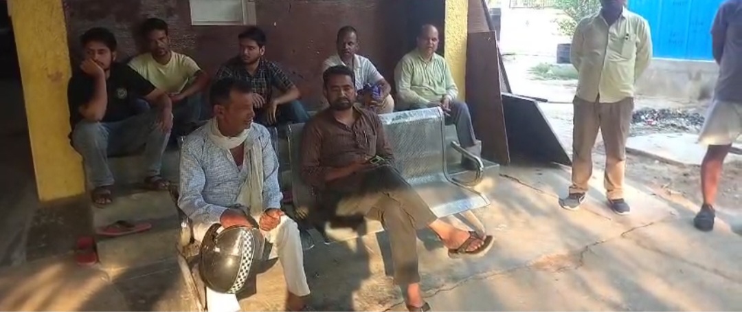 संडीला में तेज रफ्तार डीसीएम की टक्कर से बाइक सवार की मौत, ठेला मालिक गंभीर घायल