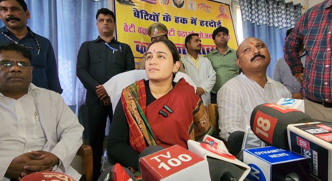 राज्य महिला आयोग की उपाध्यक्ष अपर्णा यादव, नवजातों संग मनाया जन्मदिन, दी राजनीतिक मुद्दों पर प्रतिक्रिया