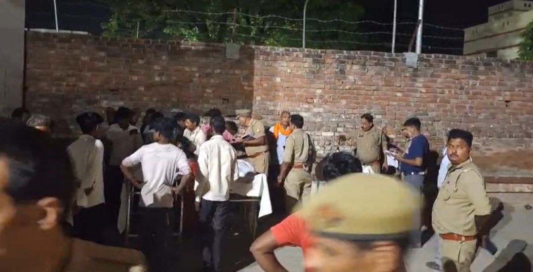 शादी से लौट रही बारातियों की कार खाई में गिरी, मासूम सहित पांच की मौत, छह घायल