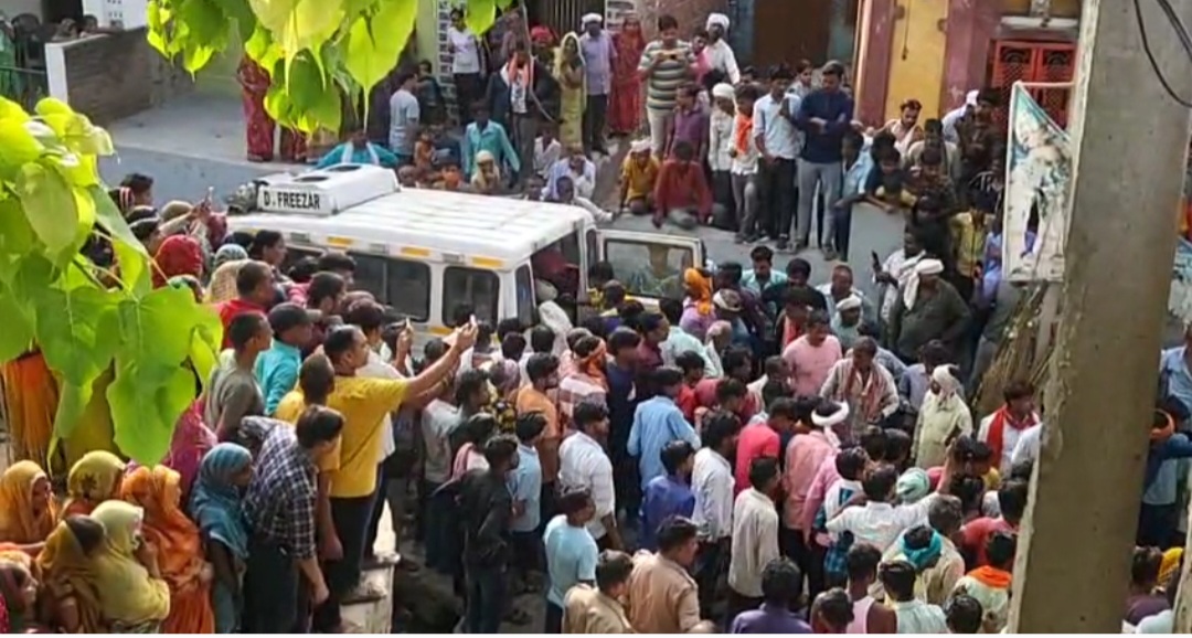 पोस्टमार्टम के बाद पहुंचे शव तो मची चीख पुकार, सड़क हादसे में एक साथ हुई थी 6 की मौत, एक ही परिवार से उठी तीन अर्थियां, तो रो पड़ा पूरा नगर