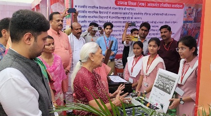 राज्यपाल आनंदी बेन पटेल ने विकास प्रदर्शनी का किया अवलोकन