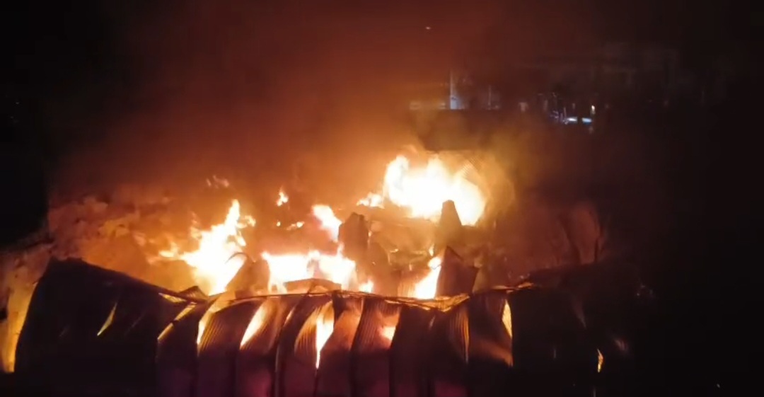 सांडी सेल की दुकान में लगी भीषण आग,दमकल कर्मियों ने समय रहते आग पर पाया काबू