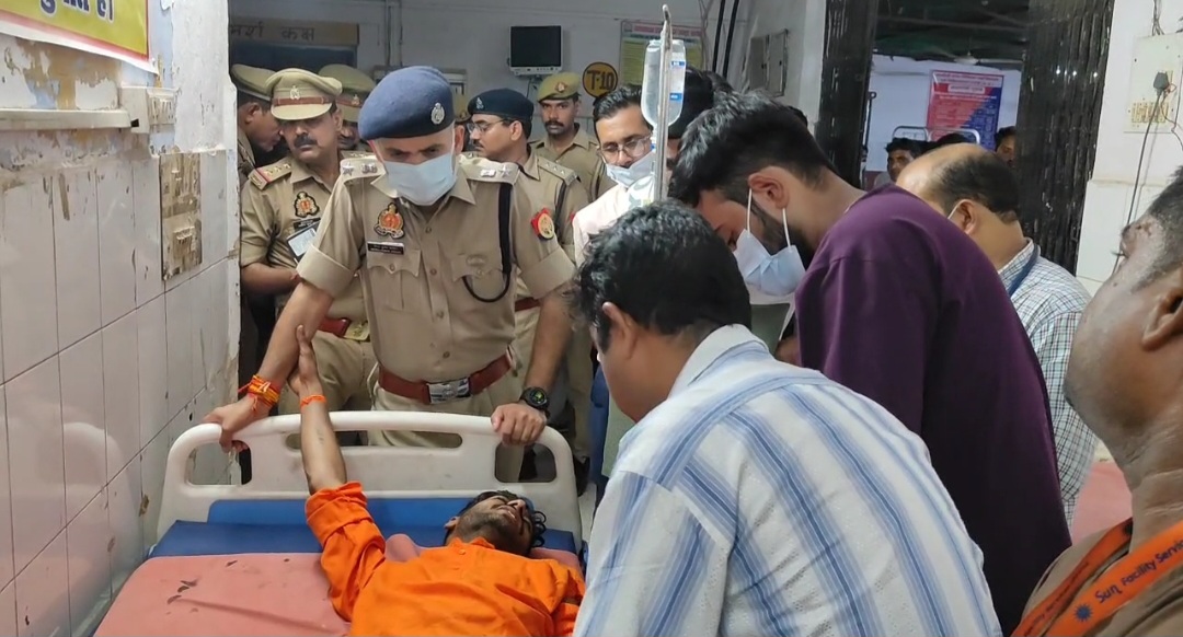 गोरखनाथ मंदिर जा रहे हिन्दू युवा वाहिनी के दो कार्यकर्ता सड़क दुर्घटना में घायल, पैदल गोरखपुर जाते समय हरदोई की देहात कोतवाली इलाके में अज्ञात वाहन ने मारी टक्कर