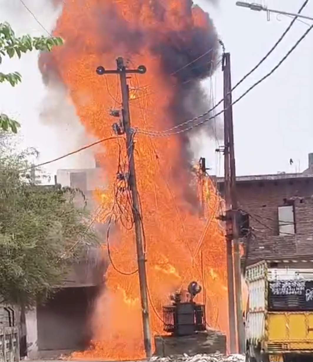 ट्रांसफार्मर में लगी भीषण आग से हड़कम्प