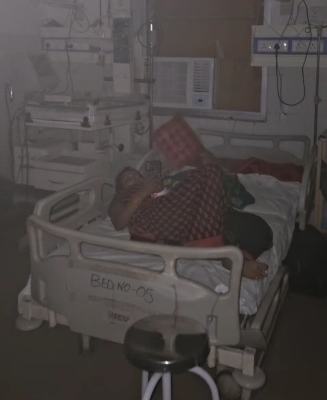 हरदोई के मेडिकल कालेज में बिना बिजली बिलबिलाये मरीज और तीमारदार,मेडिकल कालेज में पीडियाट्रिक  आईसीयू वार्ड में परेशान हुए मरीज