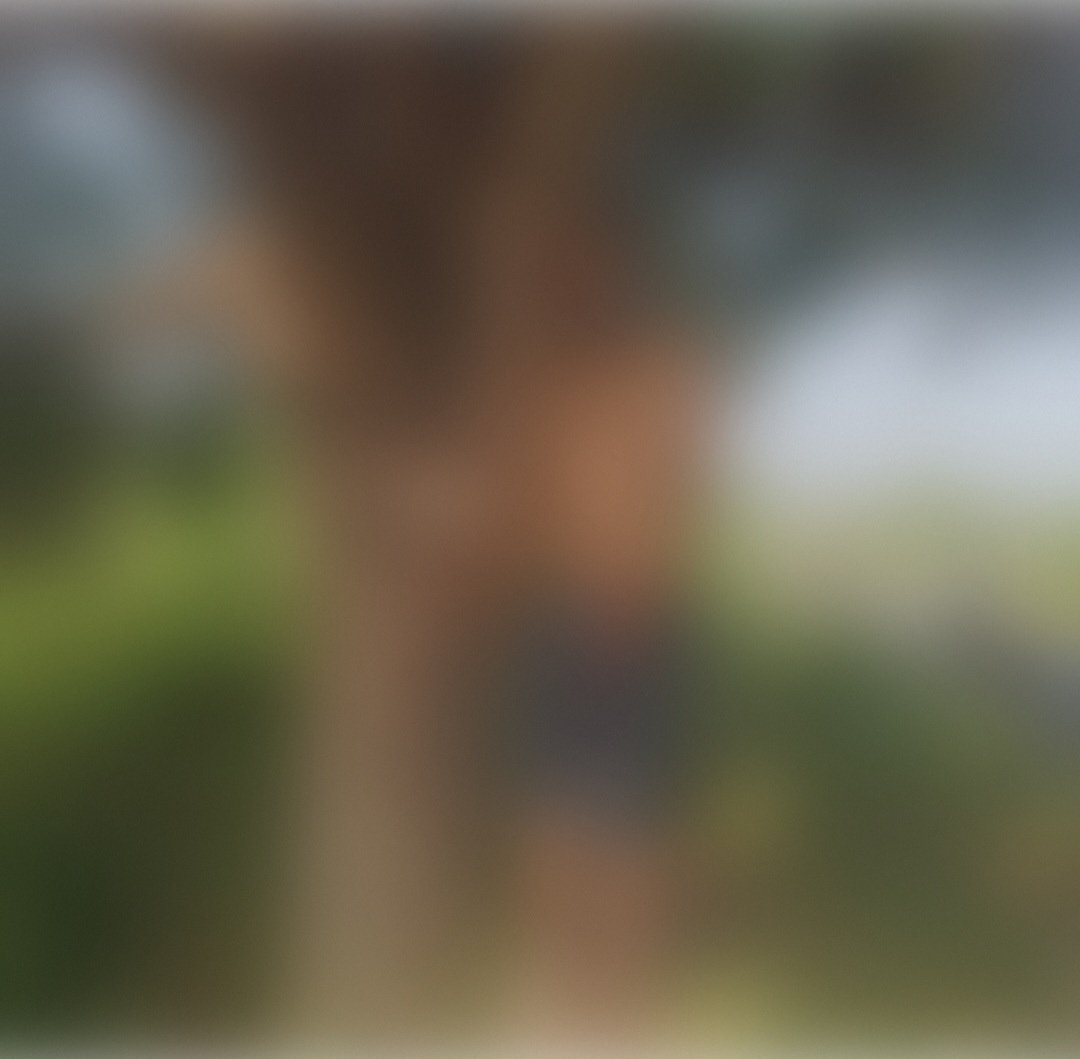 नहर किनारे पेड़ से लटकता मिला युवक का शव, पास में मिली बाइक, शराब की बोतल और दवा का रैपर