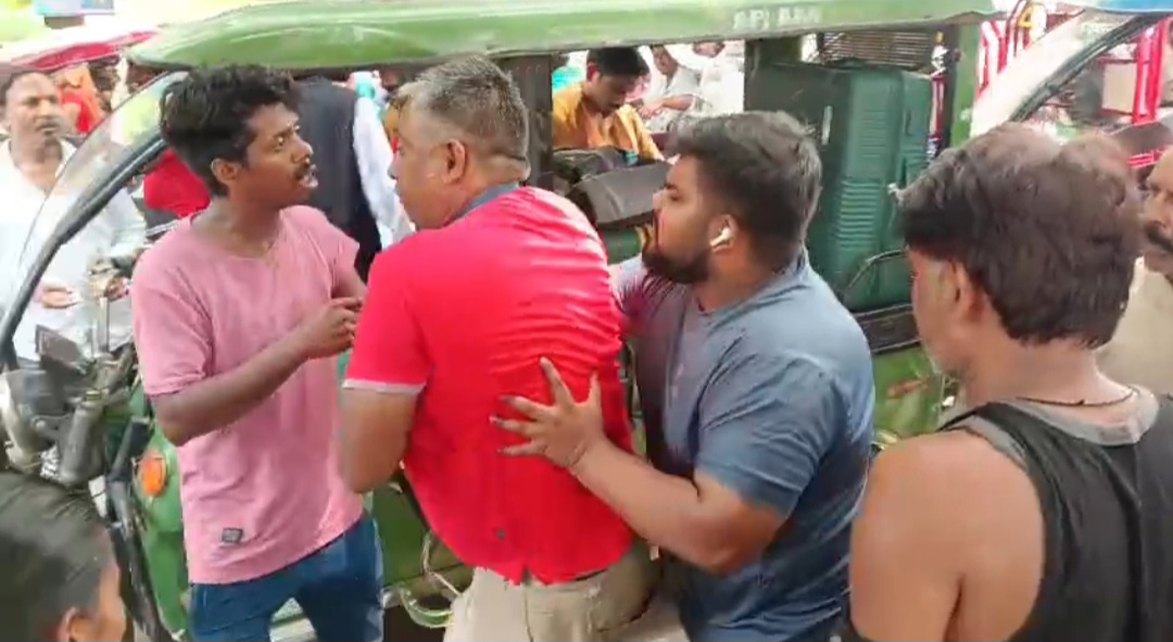ऑटो सवारी को लेकर चालक और यात्री में विवाद, मारपीट का वीडियो वायरल
