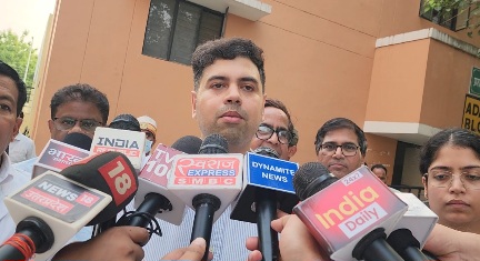 जिलाधिकारी अनुनय झा ने मेडिकल कॉलेज के अधीन महिला अस्पताल का किया निरीक्षण, खामियां मिलने पर लगाई फटकार