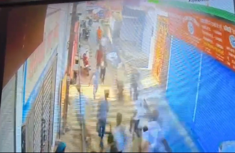 युवक को गोली मारने के मामले का सीसीटीवी फुटेज वायरल,हमलावर फायरिंग कर लोगों को दौड़ाते दिखे