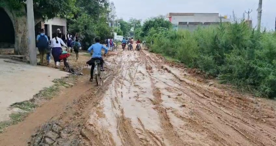 ब्लॉक मुख्यालय को जाने वाले मार्ग पर भरा कीचड़, जलभराव और कीचड़ से होकर जाना पड़ता है ब्लाक, बाइक सवारों और स्कूली बच्चों को हो रही भारी परेशानी  मीडिया रायटर्स रिपोर्ट/हर्षराज सिंह