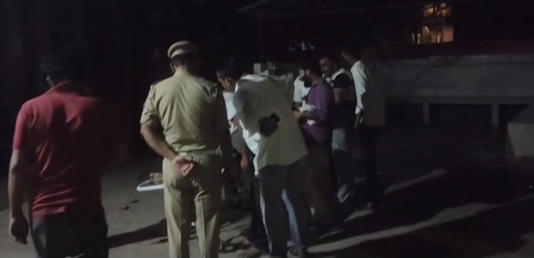 ट्रॉली की टक्कर से बाइक सवार युवक की मौत, मारपीट का भी आरोप