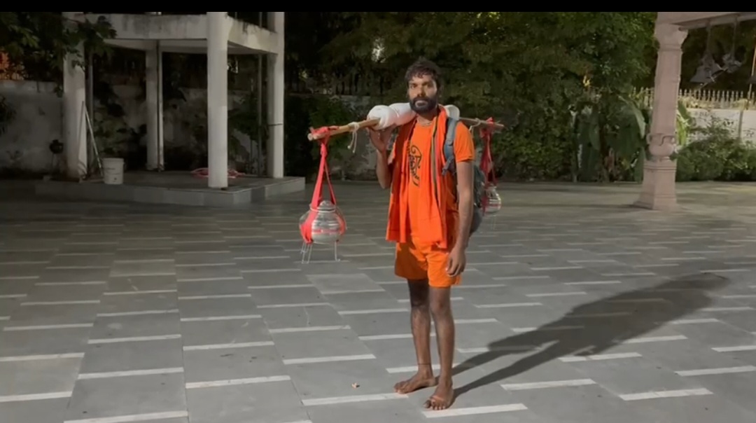 हरिद्वार से काशी तक नंगे पांव तपस्या की राह पर निकले अजीत, हरदोई पहुंचे श्रद्धा के पथिक