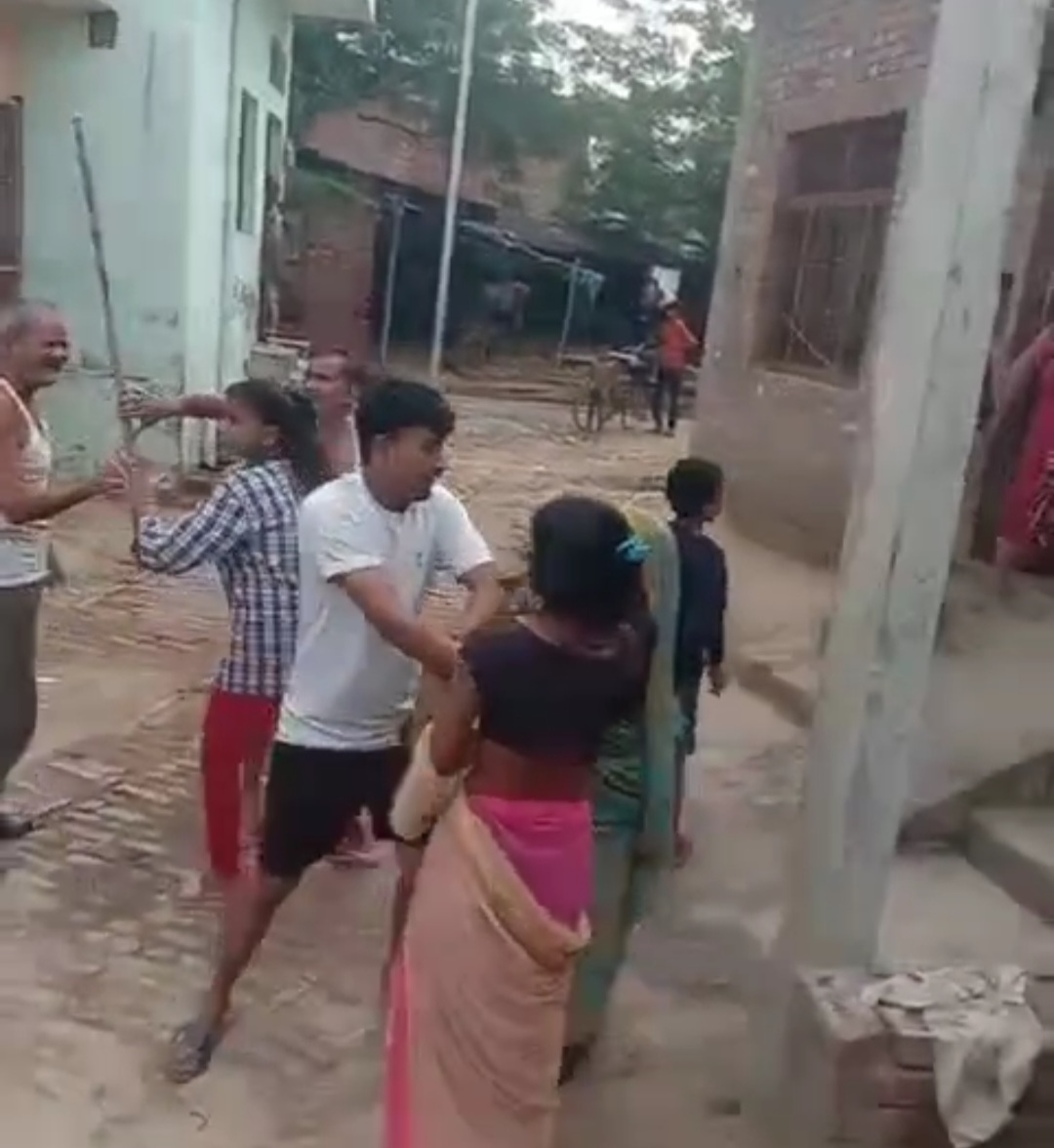 पड़ोसियों द्वारा महिला से मारपीट का वीडियो सोशल मीडिया पर वायरल,महिला पर चार लोगों ने किया हमला, एक आरोपी गिरफ्तार, तीन फरार